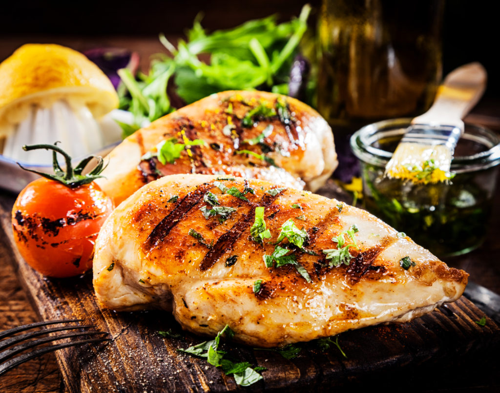 Debido a su fácil digestión, el pollo y el pescado son alimentos ideales para comer antes del 'workout'. (Foto: Shutterstock)