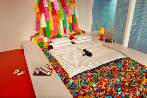 Una cama hecha con Legos